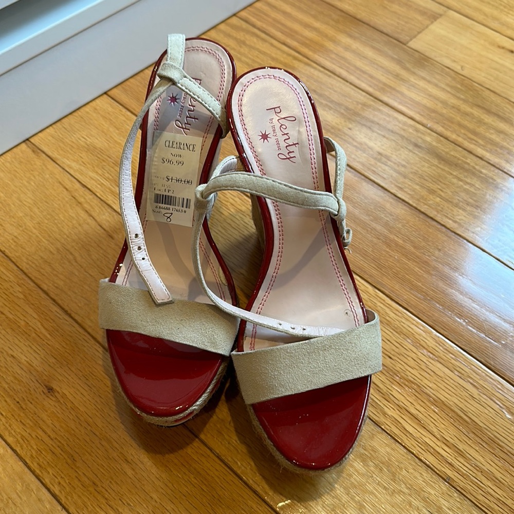 Cork wedge with white, black and red accents